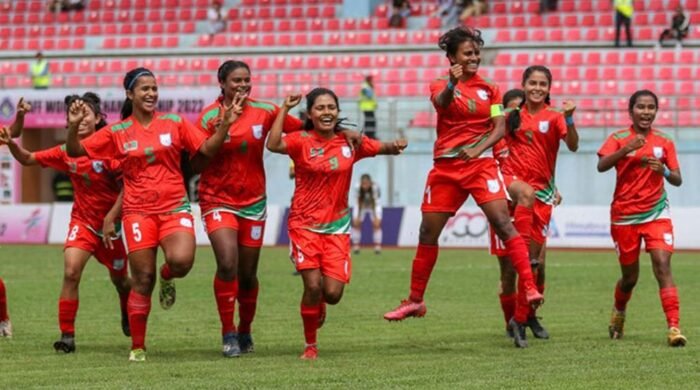 সফল মিশন শেষে দেশে ফিরলেন নারী ফুটবলাররা